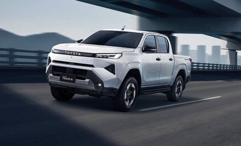 Eixos elétricos de alta potência são usados na dianteira e na traseira, fornecendo potência máxima de 144 kW (196 cavalos)