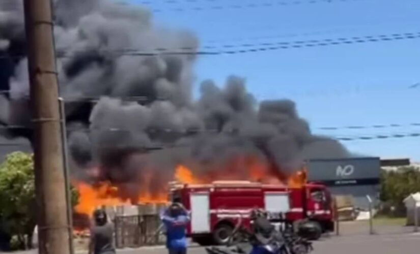 Além do Corpo de Bombeiros, a Defesa Civil também atua na ocorrência