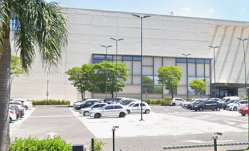 Segundo depoimentos iniciais, quatro criminosos participaram da ação, e fizeram uma funcionária refém