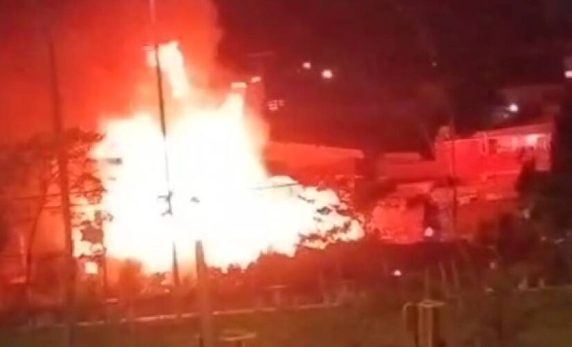 Ainda segundo a corporação, o fogo consumiu entre um e cinco barracos e se alastrou rapidamente