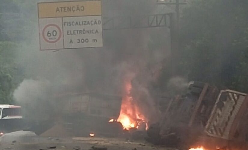 Dois veículos transportavam cargas diversas, bateram e, logo após o impacto, pegaram fogo