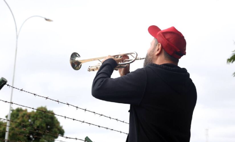 Militante Fabiano Trompetista tocou em seu instrumento a marcha fúnebre e a música "Tá na hora do Jair"
