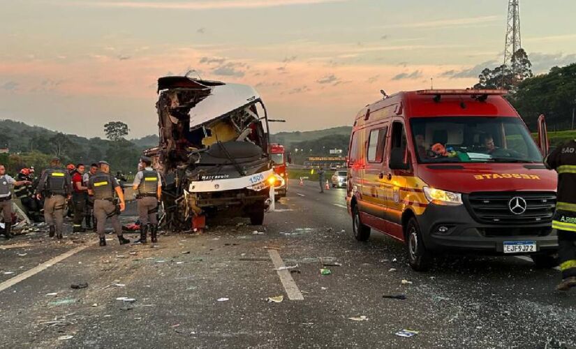 Sete pessoas ficaram presas às ferragens e precisaram ser retiradas pelas equipes de resgate