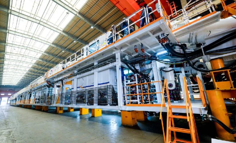 Com tecnologia avançada, o equipamento conta com 133 metros de comprimento, 11,67 metros de diâmetro e peso total de 2.600 toneladas