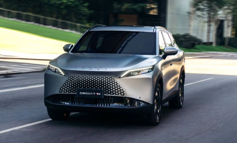 Transmissão híbrida DHT e o motor elétrico de 150 kW (204 cavalos) e 31,6 kgfm de torque oferecem respostas rápidas e lineares