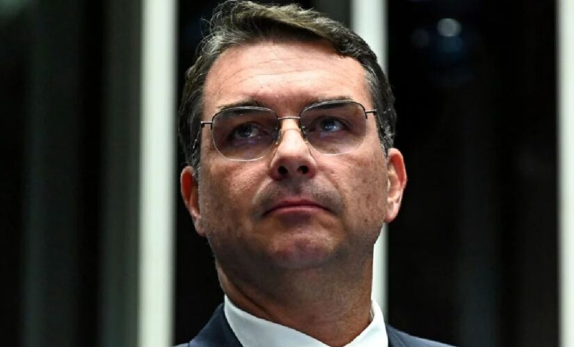 Na gravação, o senador Flávio Bolsonaro (PL-RJ) convoca apoiadores a "reagir"