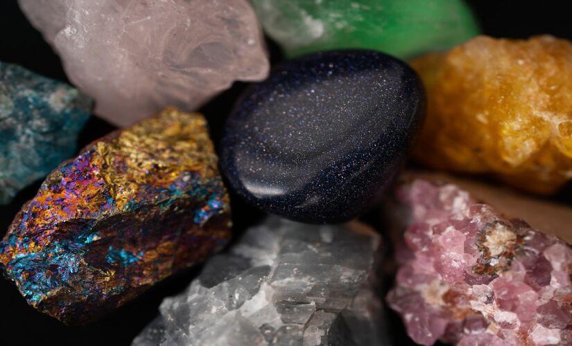 Sem saber do verdadeiro valor, idosa usou pedra de forma indevida 