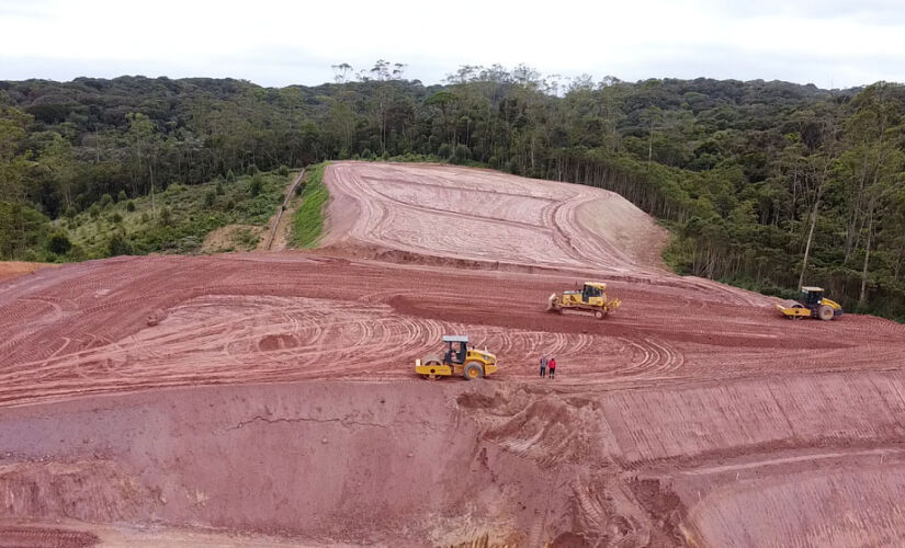 Obra fica perto do quilômetro 32 da rodovia, que está sob concessão da Ecovias Imigrantes, em São Bernardo do Campo