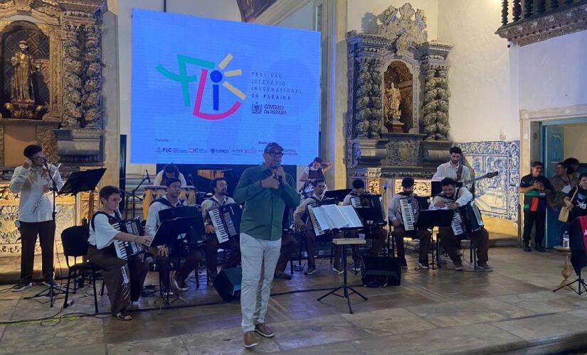 Orquestra também convidou a cantora paraibana Helayne Cristini