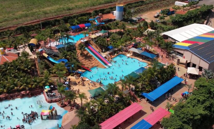 Percurso tem quedas, túneis e boias de alta velocidade