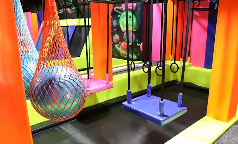 Há diversas opções de desafios, como escalada, equilíbrio, cesta de basquete, etc