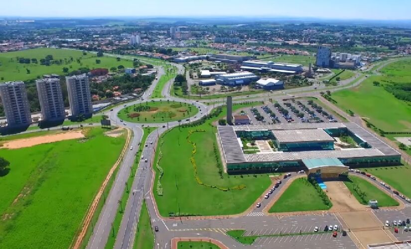 O turismo ambiental de Paulínia também é forte, visto que o local conta com uma abundância de zona verde e flores espalhados