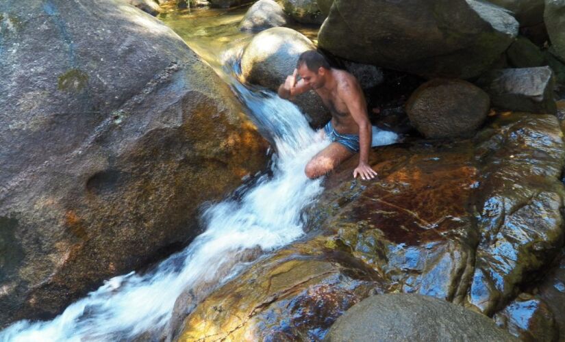 Explorar a Pedra que Engole em Trindade é uma daquelas experiências que ficam na memória.