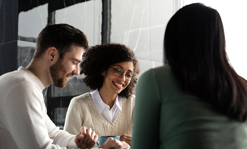 Traduzir, afinal, é um exercício de sensibilidade, de adaptação, de encontrar o modo mais natural de expressar uma ideia em outra língua