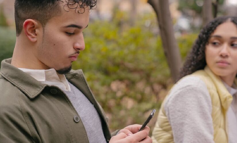 O phubbing afeta as pessoas de diferentes maneiras, dependendo da personalidade de cada indivíduo