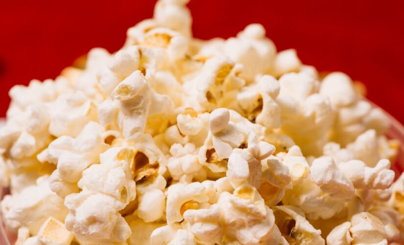 Embora possa parecer um lanche inusitado antes dos exercícios, a pipoca é uma excelente fonte de carboidrato complexo