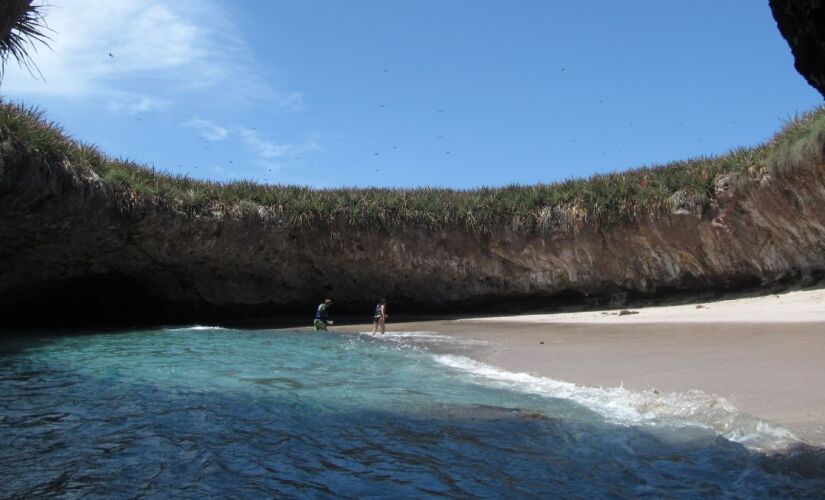 A soma de beleza, isolamento e história fez da Hidden Beach um destino cobiçado por viajantes que buscam algo além do óbvio.