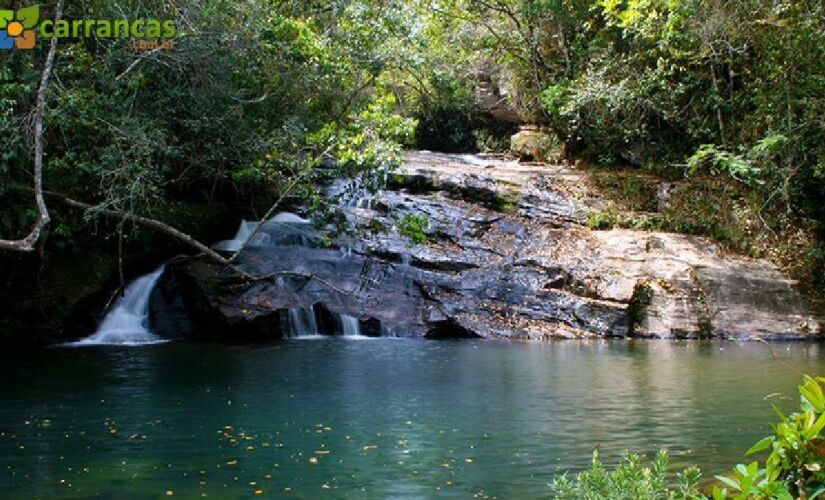 O Poço das Esmeraldas, no Complexo da Vargem Grande, é imperdível por sua água de um verde intenso e cristalino, que atinge a tonalidade mais vibrante no meio do dia. 