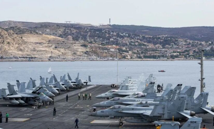 Porta-aviões possui uma pista para pousos e decolagens três vezes maior que o gramado do Maracanã