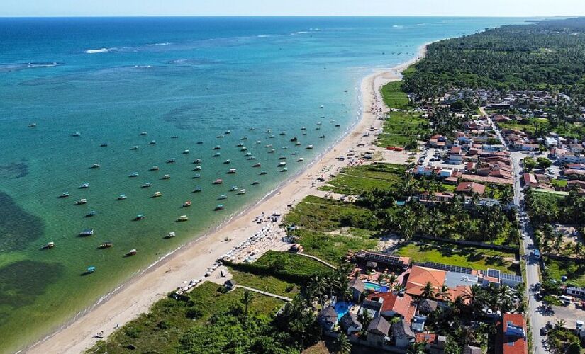 Este município integra a Rota Ecológica dos Milagres, uma faixa de 23 km de praias belíssimas