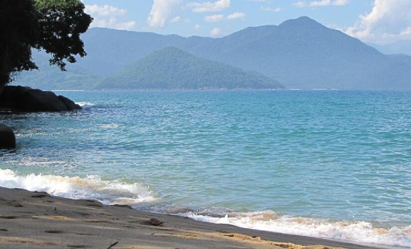 Descubra um recanto secreto em Ubatuba, onde as águas são calmas e transparentes