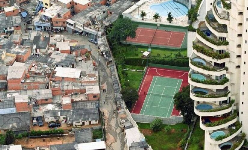 Essa imagem figura diversos livros de geografia