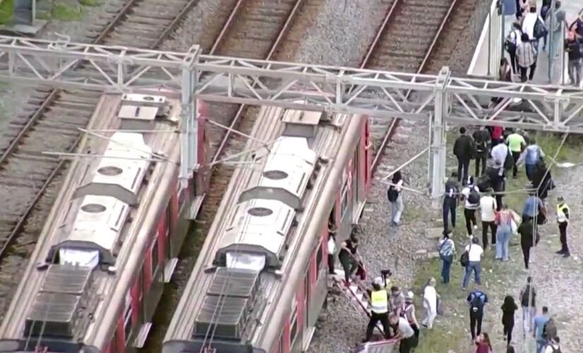 Passageiros tiveram que descer nos trilhos e andar pelo restante do trecho até a plataforma mais próxima