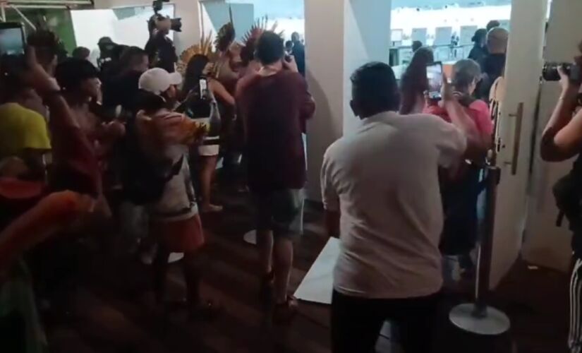 Manifestantes passaram pelas portas do pavilhão, mas a tentativa de acesso forçado ao local foi frustrada pela ação dos seguranças do evento