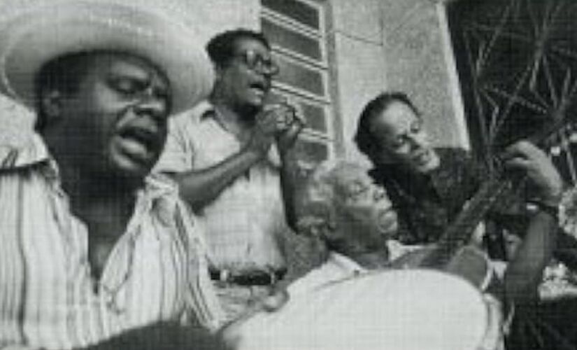 Candeia, em primeiro plano, ao lado de Elton Medeiros, Nelson Cavaquinho e Guilherme de Brito