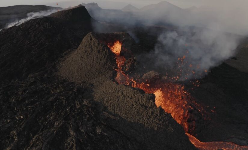 Com seu drone profissional, o fotógrafo Bjorn Steinbekk já registrou diversas erupções na Islândia
