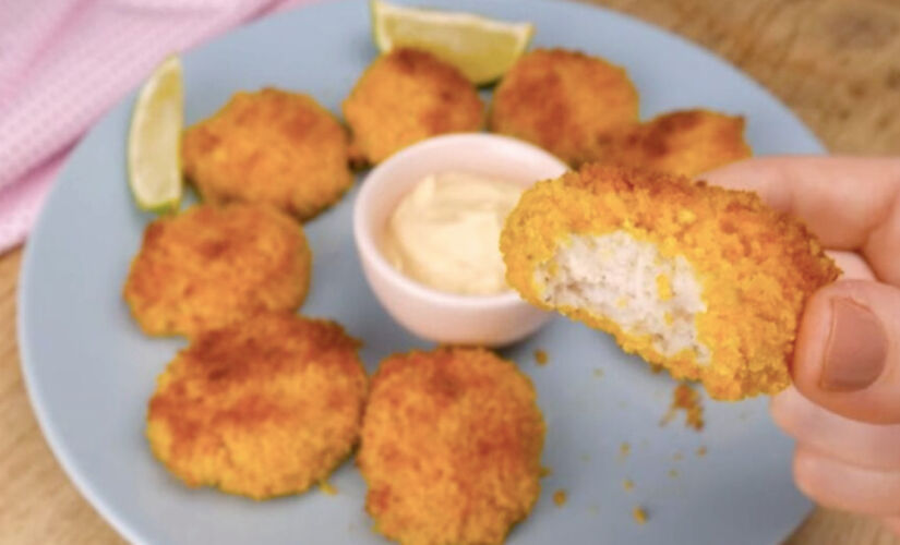 Sem fritura, sem bagunça: aprenda a preparar um peixe empanado dourado, saudável e pronto em poucos minutos.