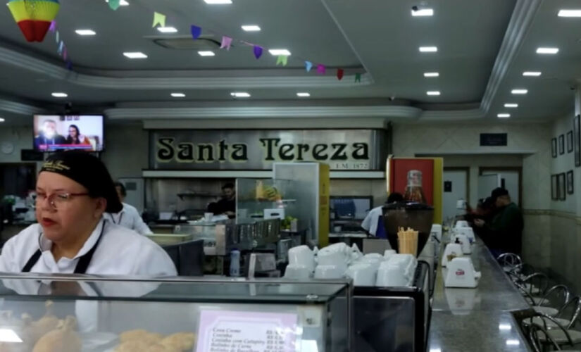 Localizada ao lado da Catedral da Sé, ela se tornou ponto de encontro de turistas e paulistanos em busca de memória e comida clássica