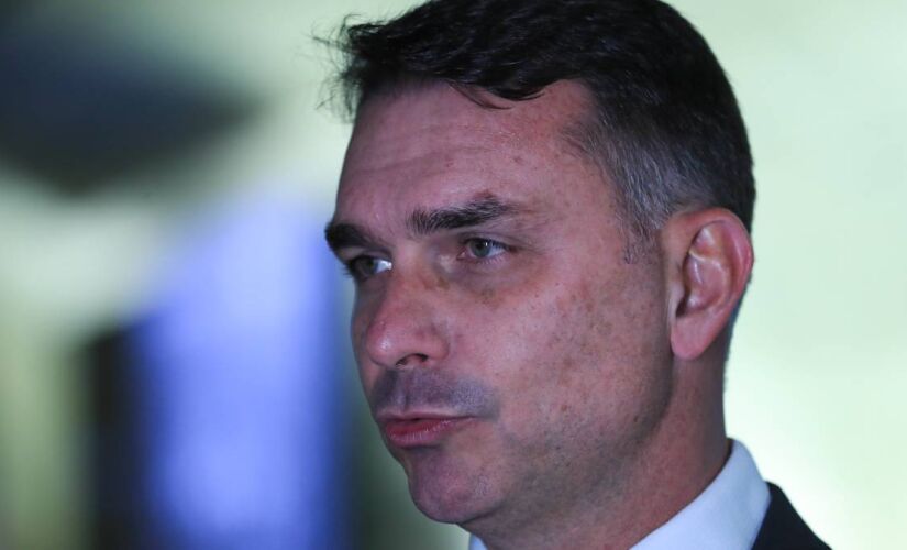 Senador Flávio Bolsonaro (PL-RJ) convocou apoiadores a 'reagir' e ocupar acesso ao condomínio