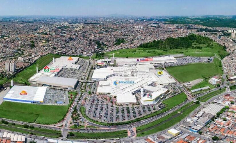 Com uma área bruta locável de 263,2 mil metros quadrados e mais de 500 lojas este centro comercial em São Paulo lidera o ranking de maior shopping do Brasil e de toda a América Latina Um verdadeiro polo de compras e lazer na zona leste paulistana