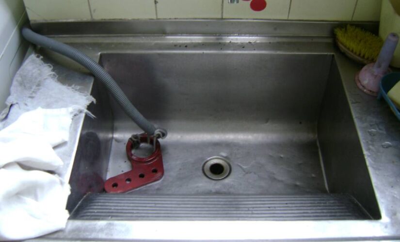 Com apartamentos menores e casas mais enxutas, o tanque instalado sobre a bancada surge como solução inteligente na área de serviço