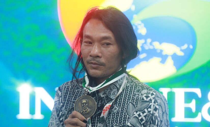 Guia indonésio recebe medalha durante a COP30, em Belém