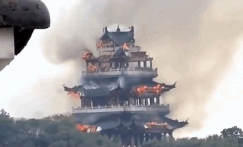 Chamas começaram por volta das 11h (horário local) e se espalharam rapidamente pelo Pavilhão Wenchang