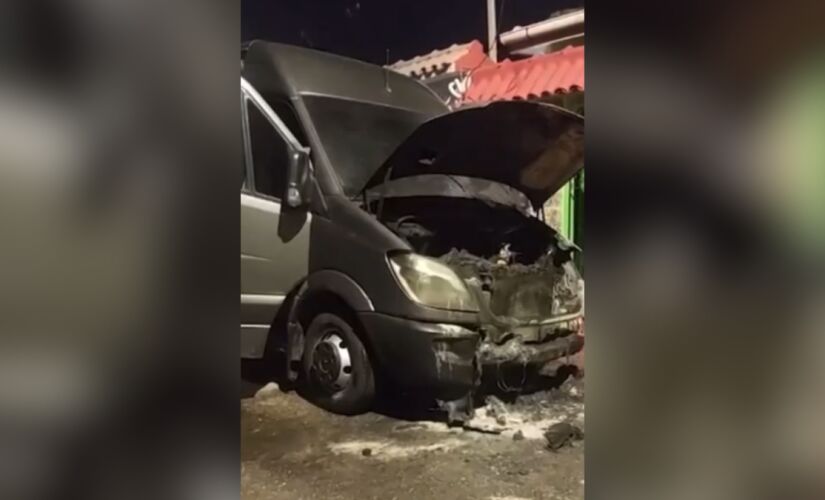 Veículo foi parcialmente destruído por um incêndio criminoso em Belém