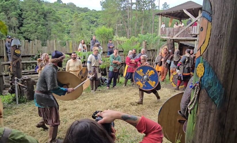 Localizada a uma hora e meia da capital paulista, vila viking está dentro de um sítio em Juquitiba
