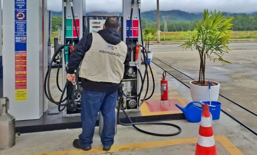 Ação de fiscalização do Ipem-SP a posto de gasolina