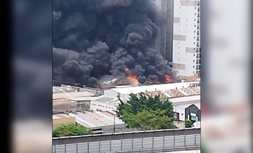 Incêndio atingiu um galpão na rua Martim Burchard, na região do Brás