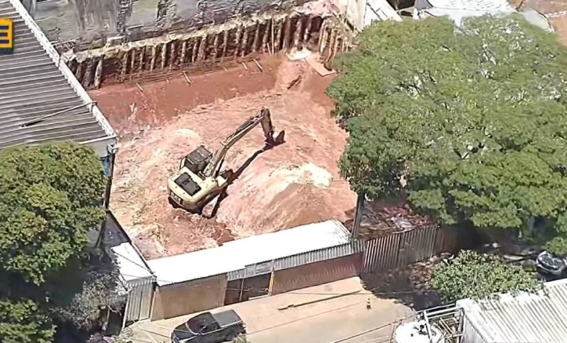 Agentes da Defesa Civil já estão no canteiro averiguando as condições do acidente