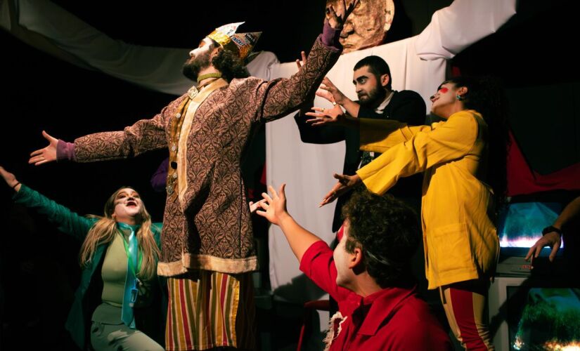 Apresentação começa antes da plateia tomar seus lugares