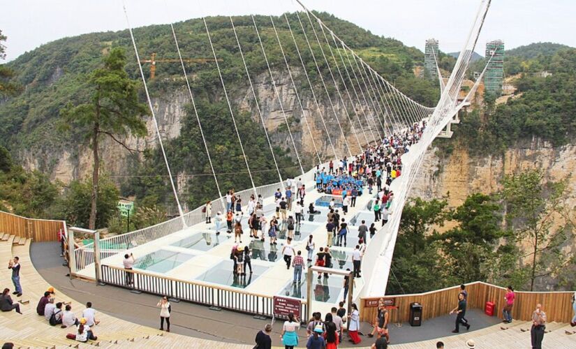 Projetada pelo arquiteto israelense Haim Dotan, ponte tem seis metros de largura e 430 metros de extensão