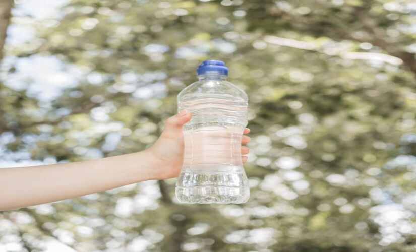 Estima-se que a cada litro um quarto da água tem a microplásticos