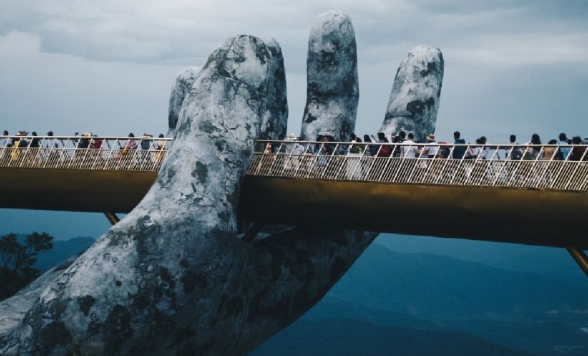 A Ponte Dourada, no Vietnã, parece ter vindo de outro mundo