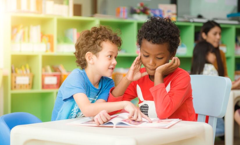 No Klassens tid, os estudantes se reúnem para conversar sobre problemas pessoais e se ajudar nas tarefas escolares 