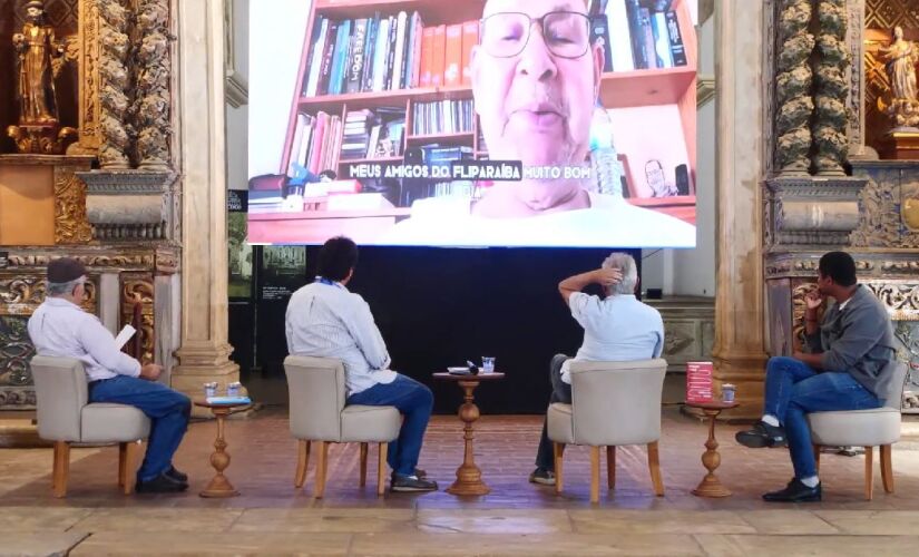 Almeida participou virtualmente do FliParaíba, com mediação de Hélder Moura