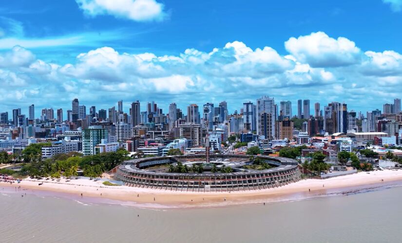 Capital combina praias urbanas, atrações gratuitas e boa comida a preços acessíveis