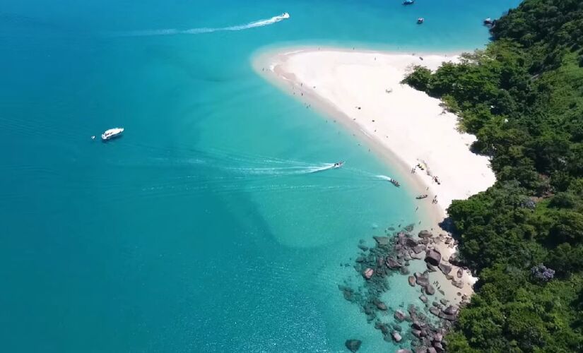Banhistas vão de lancha para a Praia da Ilha de Prumirim